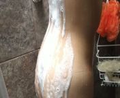 I wtach her while she showers (La observo mientras se ducha) from rotina de ducha