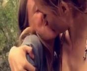 BELLA THORNE LESBIAN KISS GIRLFRIEND from nikki bella lesbian kiss