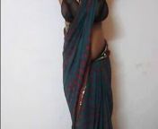 Indian housewife expose her big boobs in saree from boobs exposing blue saree