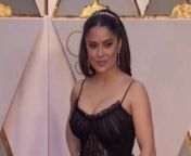 Salma Hayek at 2017 Oscars red carpet from actress meena sexy hot cleavage show