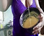 Chubby stepmom making cake without panties from bolo xxx