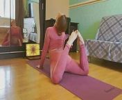 chubby babe does yoga and jerks off on a fitness mat from 短信群发shuju11 com亚马逊数据 mat