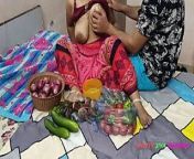 XXX Bhojpuri Bhabhi, while selling vegetables, showing off her fat nipples, got chuckled by the customer! from mallu aunty xxxndian sex
