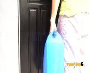 Water Delivery Boy Sinuklian ng Kantot ni Pinay from housewife sex with delivery boy aunty hom